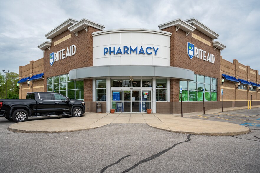 Primary Photo Of 479 Main St, Grafton Drugstore For Lease
