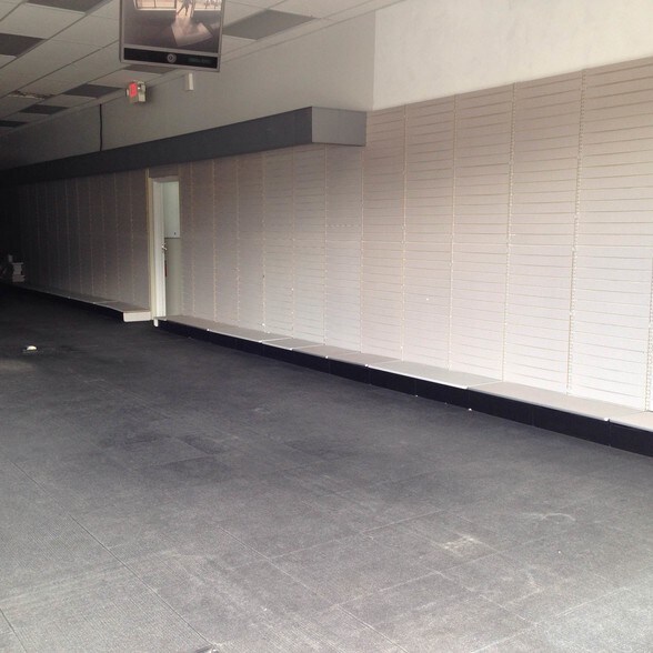 More Photos Of 396 Schilling Dr S, Dundas Storefront For Lease