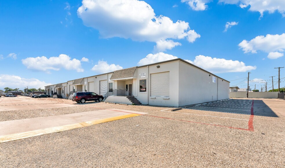 More Photos Of 11005 Indian Trl, Dallas Unknown For Lease