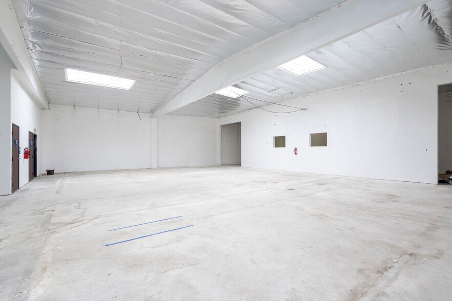 More Photos Of 2703 Southwest Dr, Los Angeles Warehouse For Lease
