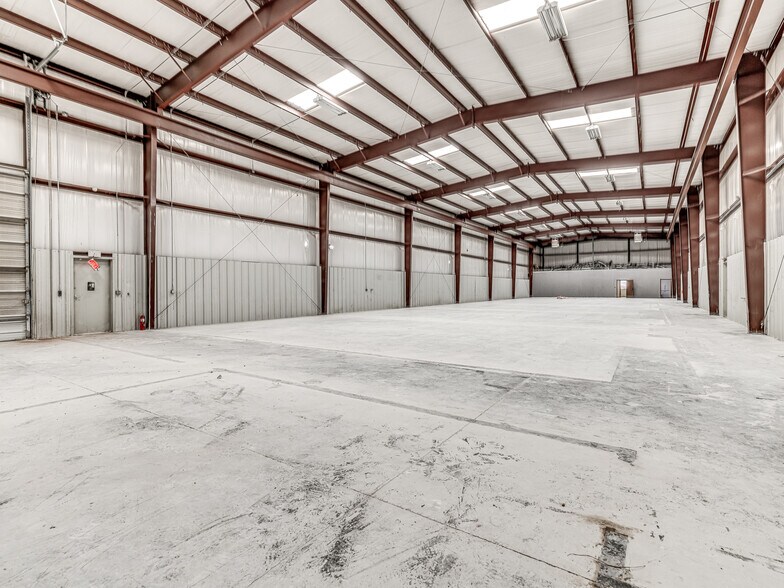 More Photos Of 4900 S Rockwell St, Oklahoma City Warehouse For Lease