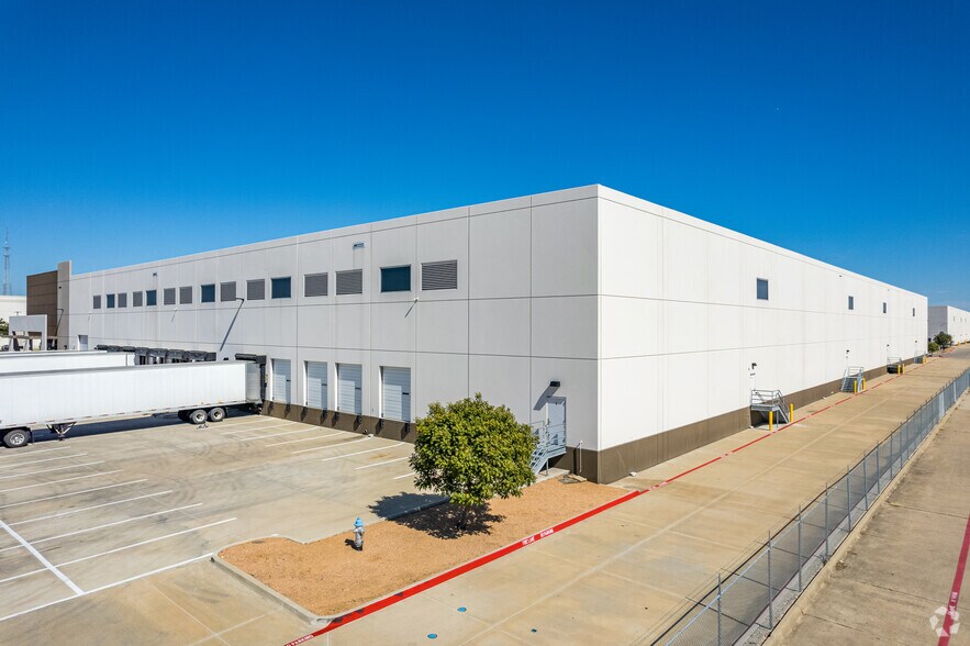 More Photos Of 3850 Regency Crest Dr, Garland Warehouse For Lease