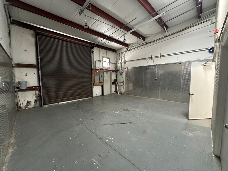 More Photos Of 1743 Independence Blvd, Sarasota Light Distribution For Lease