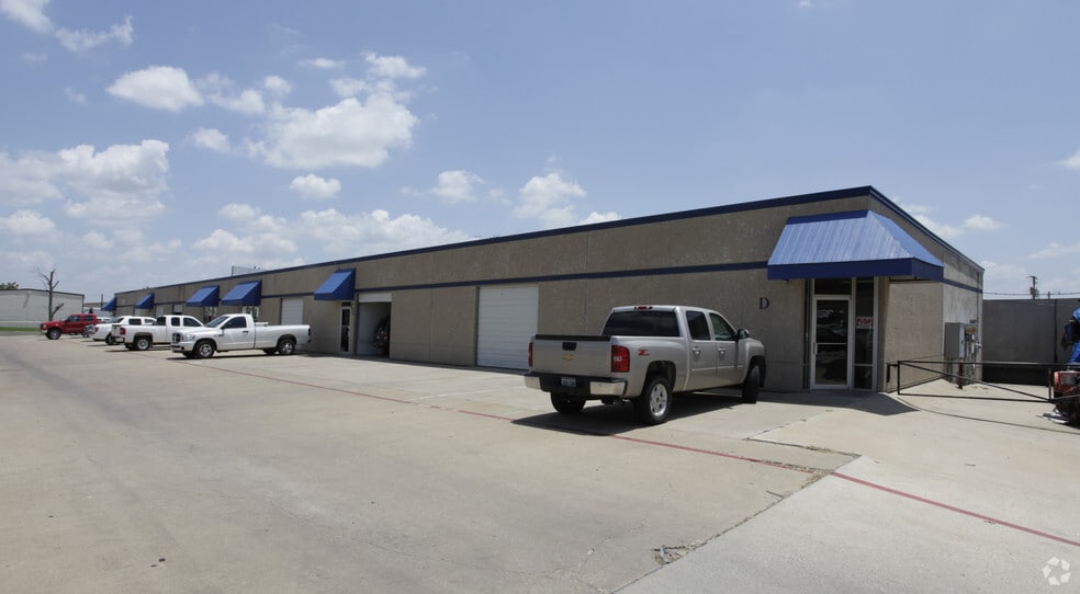 More Photos Of 2513 Weaver St, Haltom City Warehouse For Lease