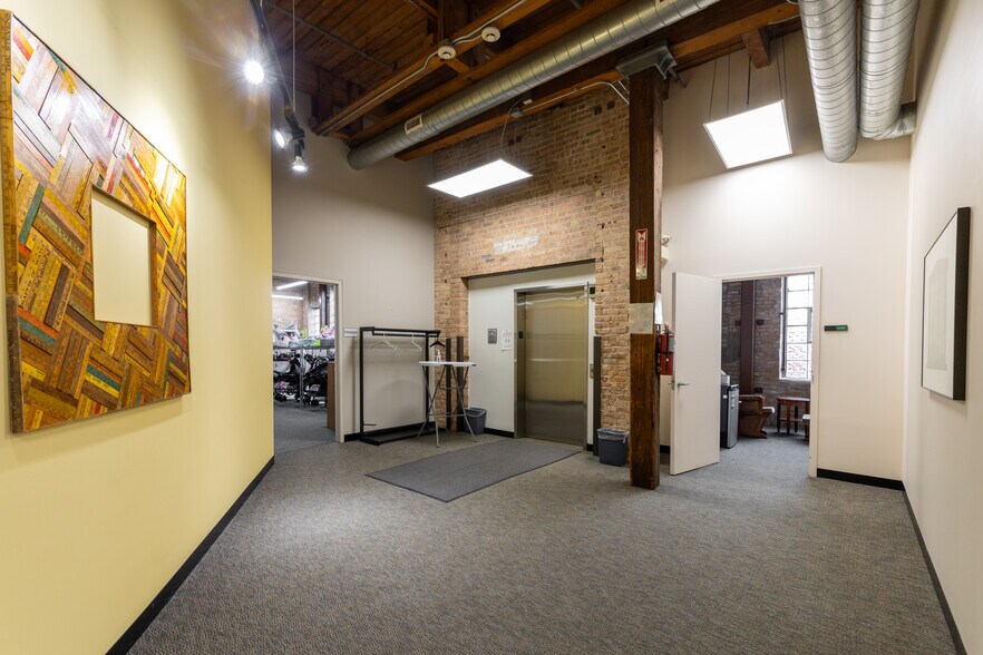 More Photos Of 1100-1114 W Monroe St, Chicago Showroom For Lease