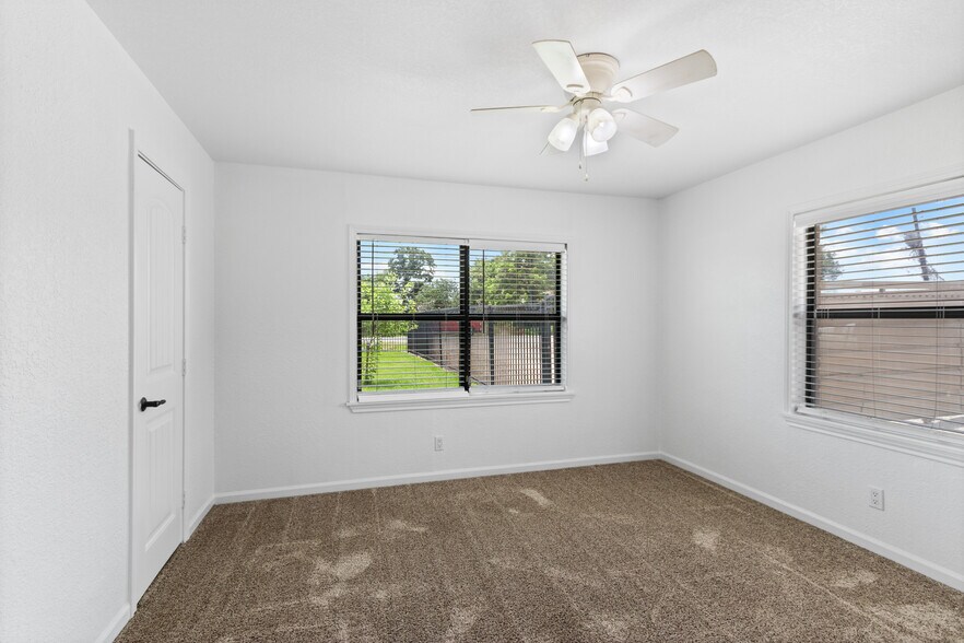 More Photos Of 16815 Avenue A, Channelview Truck Terminal For Sale