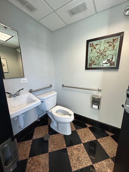 More Photos Of 874 Green Bay Rd, Winnetka Loft Creative Space For Lease