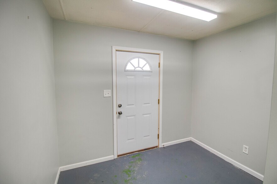 More Photos Of 98 Curtis St, Jerseyville Flex For Sale