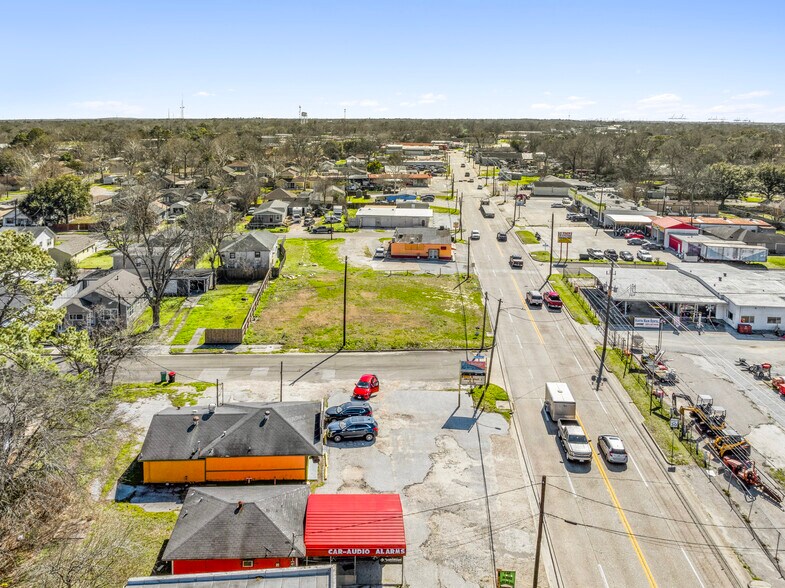 More Photos Of 1812 N Main St, Baytown Storefront For Lease