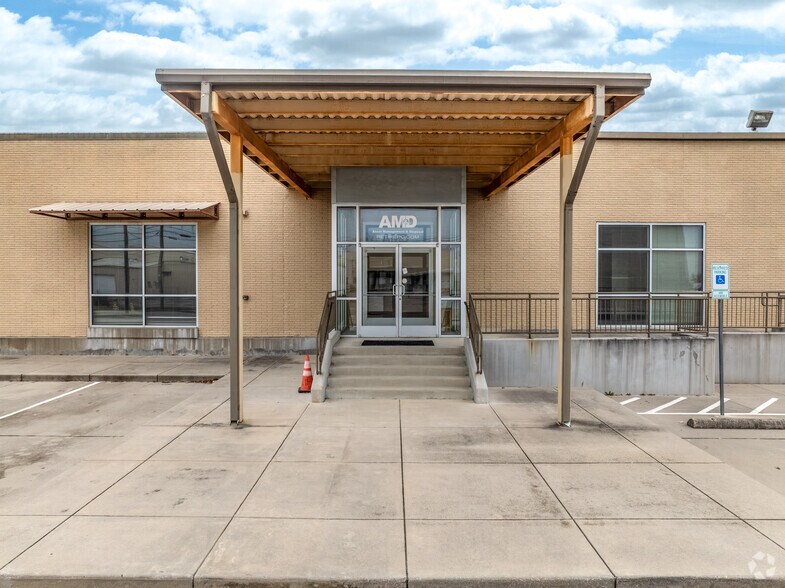 More Photos Of 2747 Oakland Ave, Garland Warehouse For Lease