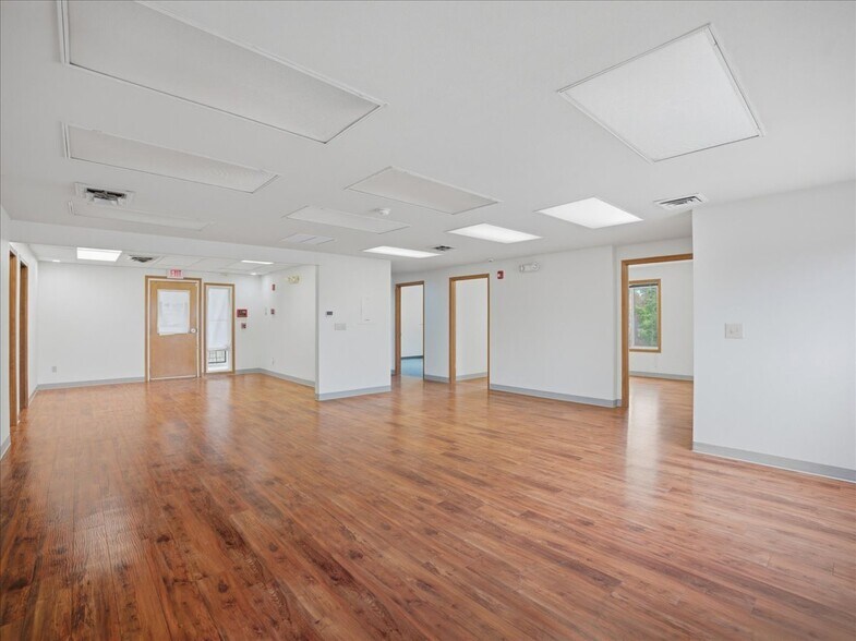 More Photos Of 950-960 Uglow Ave SE, Dallas Medical For Sale