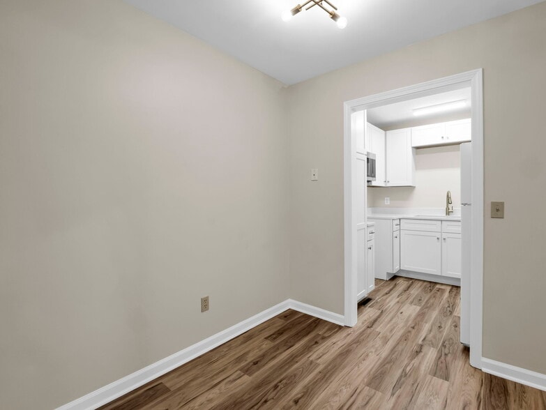 More Photos Of 520 Courtwood Ln, Hendersonville Apartments For Sale