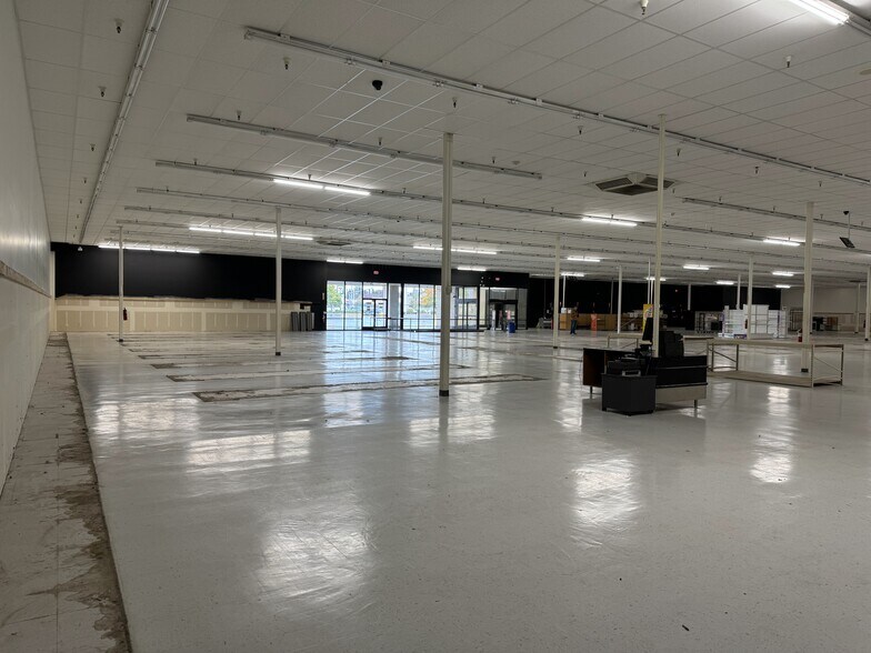 More Photos Of 2025 Lancaster Dr NE, Salem General Retail For Sale