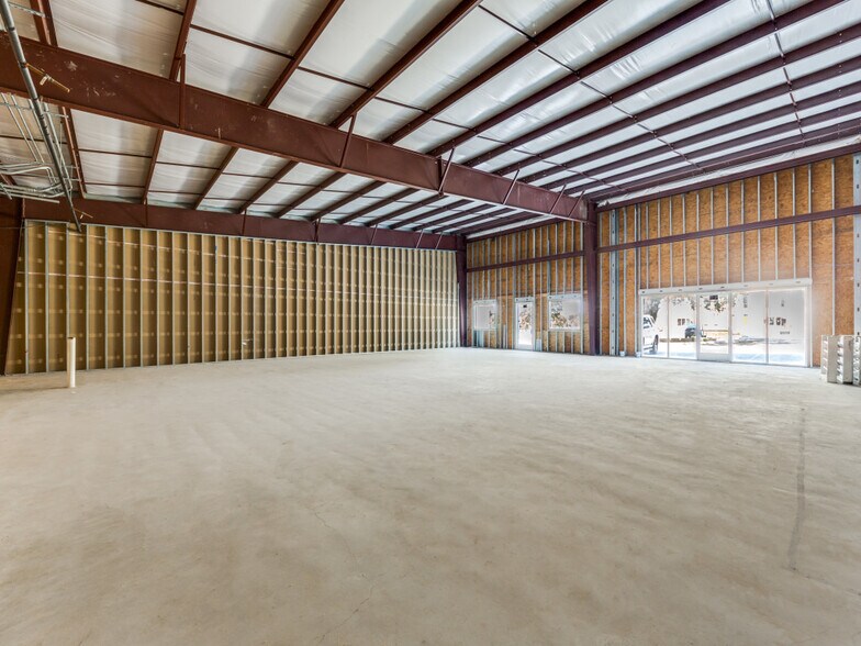 More Photos Of 4926 Golden Quail, San Antonio Storefront For Sale