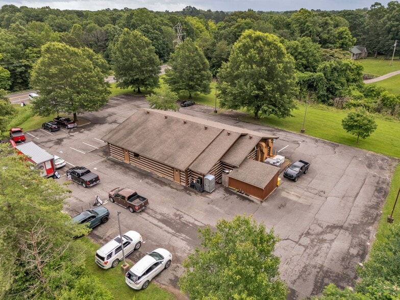 More Photos Of 207 Highway 96 N, Fairview Showroom For Sale