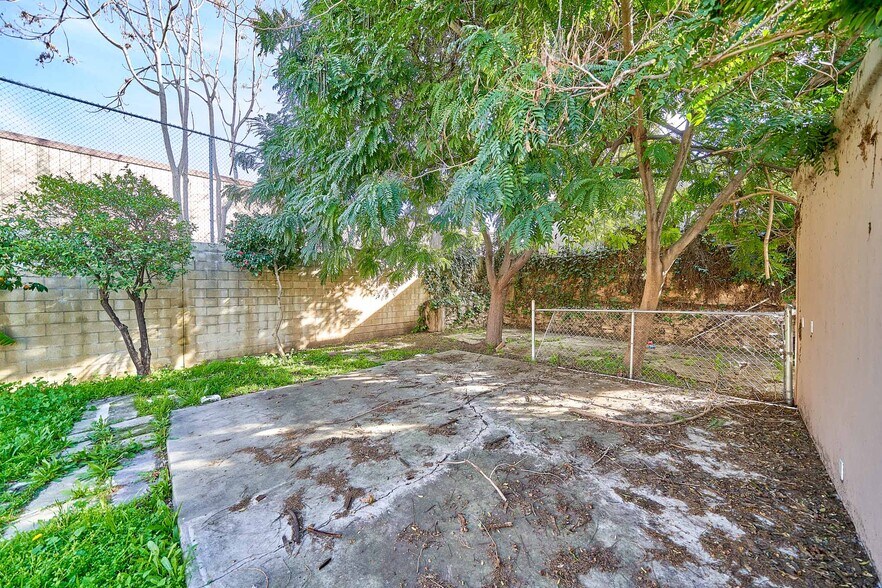 More Photos Of 3030 W 12th Pl, Los Angeles Land For Sale