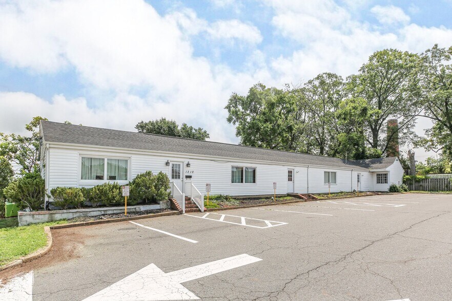 More Photos Of 1210 Snowden St, Fredericksburg Veterinarian Kennel For Lease