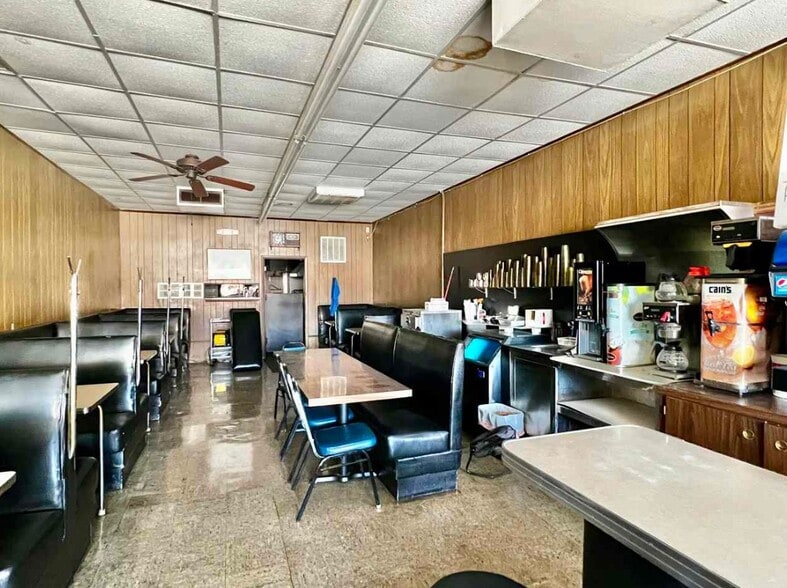 More Photos Of 221 S Main St, Blackwell Restaurant For Sale