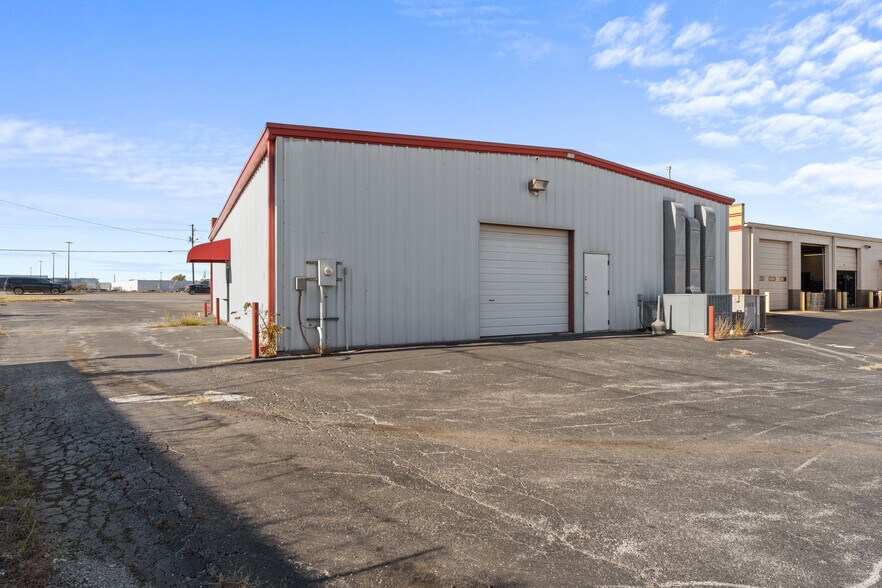 More Photos Of 2103 S Thompson St, Springdale Freestanding For Sale