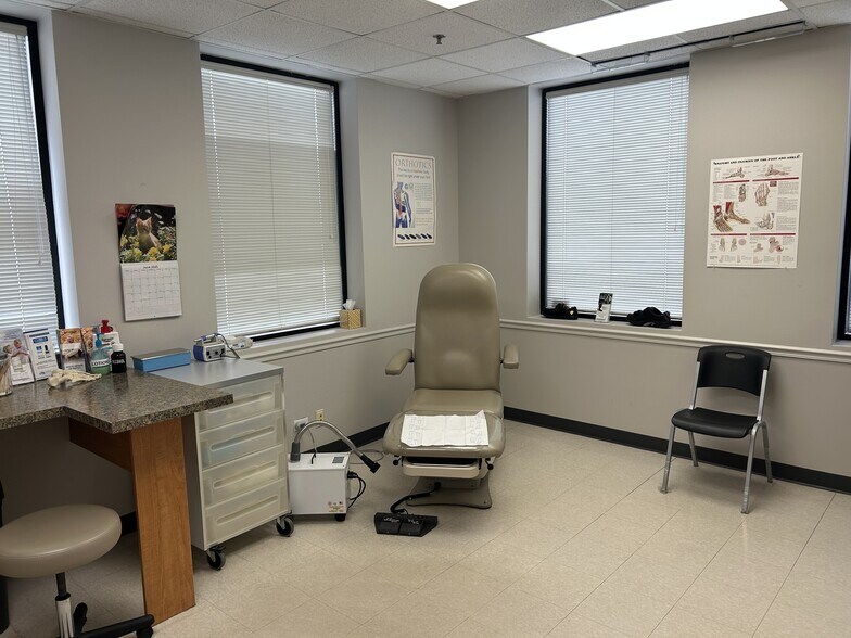 More Photos Of 2260 W Higgins Rd, Hoffman Estates Medical For Lease