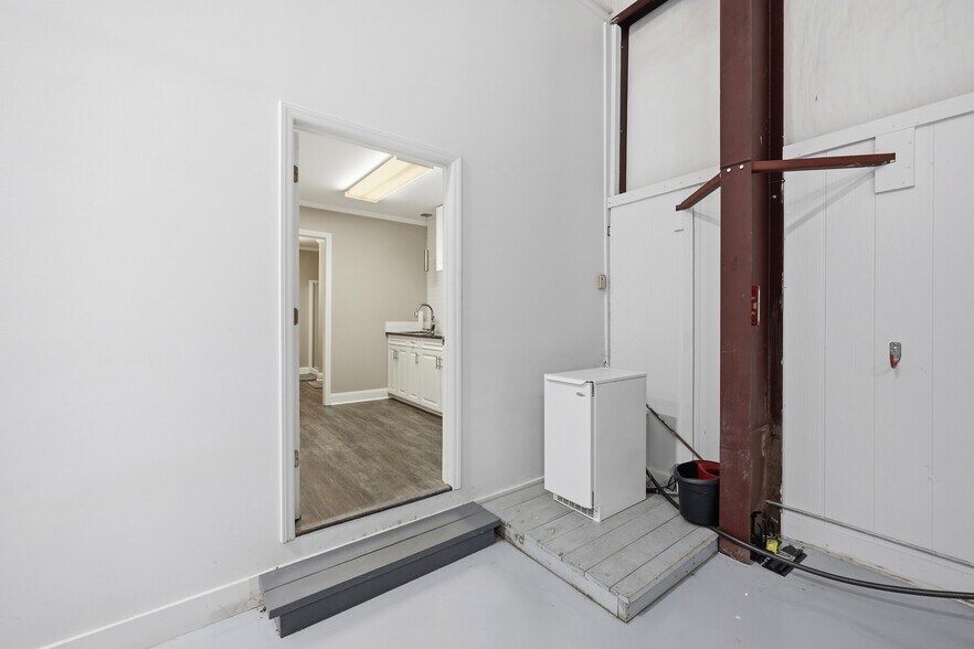 More Photos Of 1131 Memorial Dr, Greenville Airplane Hangar For Lease