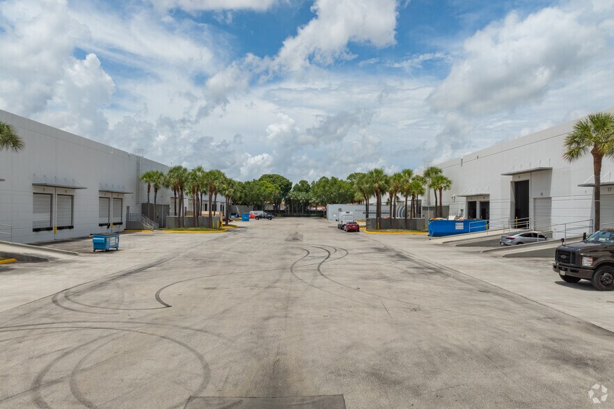 More Photos Of 701 NW 33rd St, Pompano Beach Warehouse For Lease