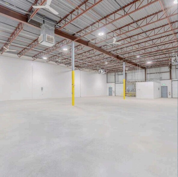 More Photos Of 3370-3418 Boul Industriel, Laval Light Distribution For Lease