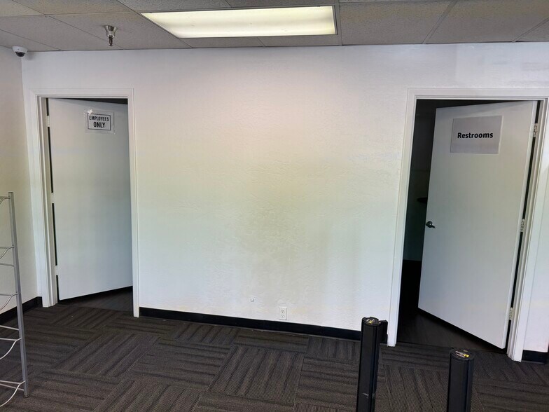 More Photos Of 4015 N 75th Ave, Phoenix Unknown For Lease