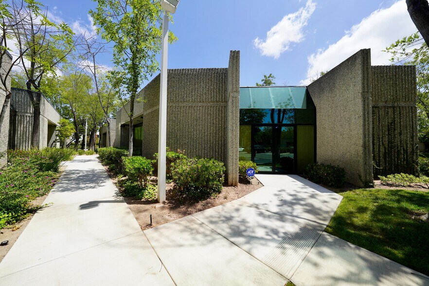More Photos Of 22981 Mill Creek Dr, Laguna Hills Unknown For Lease