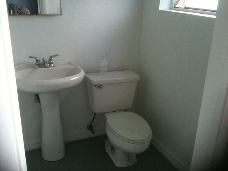 More Photos Of 2780 NE 7th Ave, Pompano Beach Warehouse For Lease