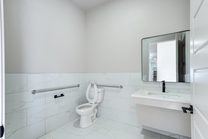 More Photos Of 1420 N Slide Rd, Lubbock Unknown For Lease