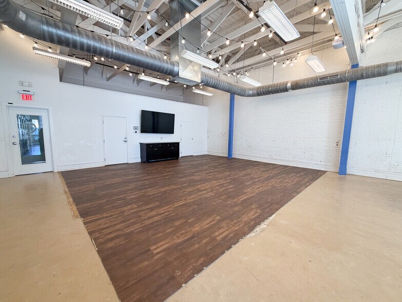 More Photos Of 213-215 W Ennis Ave, Ennis Restaurant For Lease
