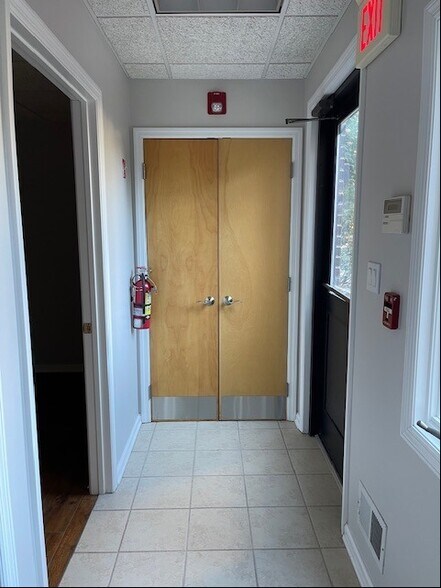 More Photos Of 513R Raritan Ave, Highland Park Office Residential For Lease