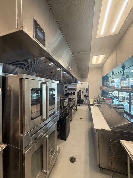 More Photos Of 3616 Spring Mountain Rd, Las Vegas Freestanding For Lease