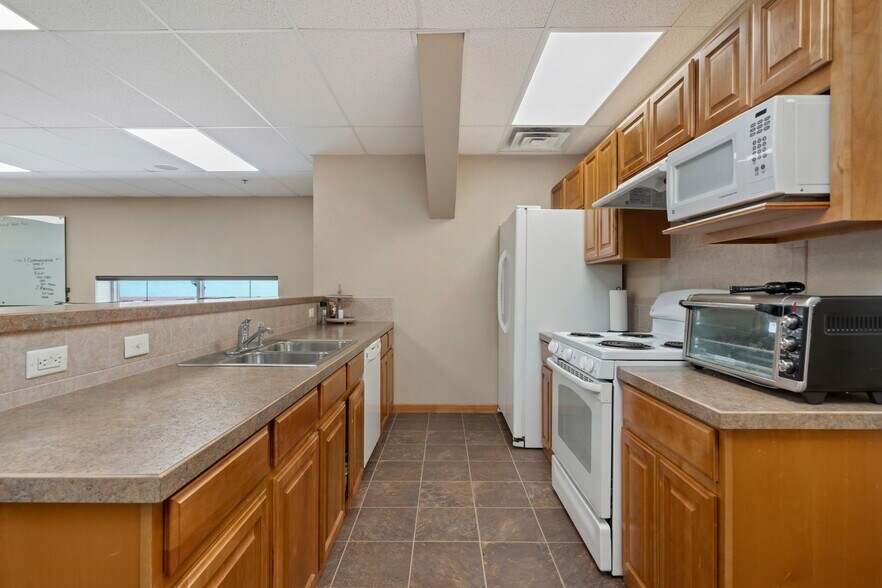 More Photos Of 5740 Boeing Dr, Loveland Warehouse For Sale