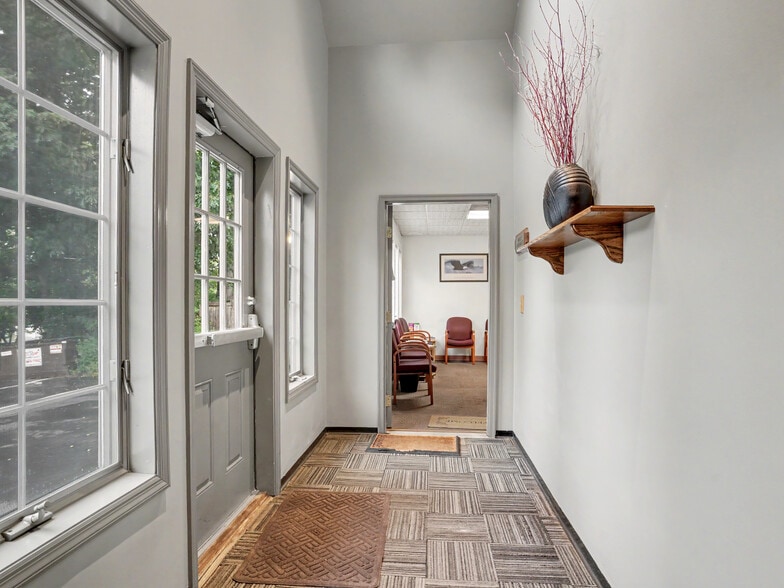 More Photos Of 526 Newfield Ave, Stamford Freestanding For Sale