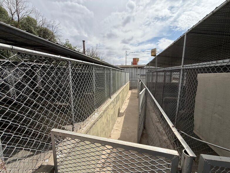 More Photos Of 7184 Alameda Ave, El Paso Veterinarian Kennel For Sale