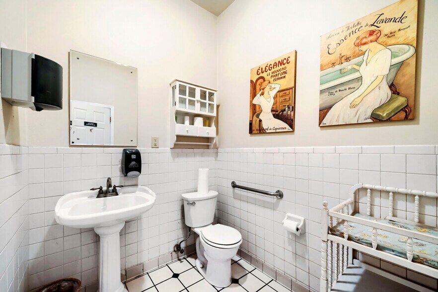 More Photos Of 426 S Crain Hwy, Glen Burnie Funeral Home For Sale