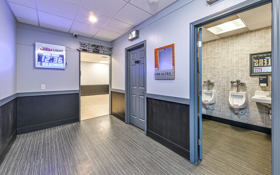 More Photos Of 2615 Freeport Rd, Natrona Heights Bar For Lease