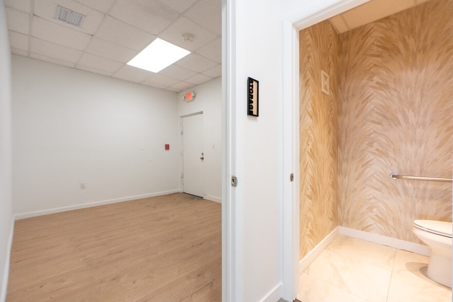 More Photos Of 7506-7560 NW 70th St, Miami Unknown For Lease