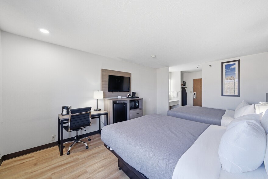 More Photos Of 626 W 1400 N, Beaver Hotel For Sale