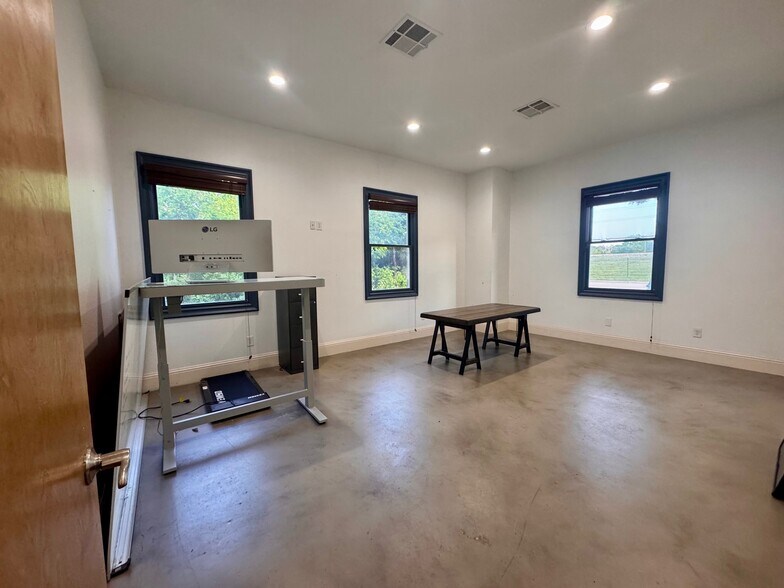 More Photos Of 627 W College St, Grapevine Office For Lease