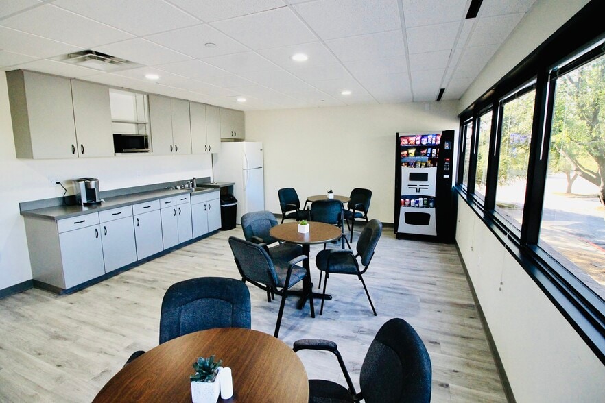 More Photos Of 200 Chisholm Pl, Plano Office For Sale