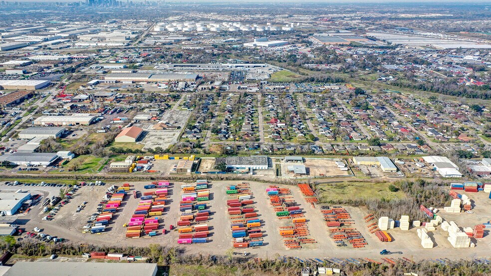 More Photos Of 3635 Trailmobile Dr, Houston Warehouse For Sale