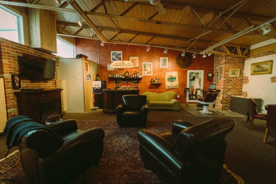 More Photos Of 18 Rue Saint-Thomas, Sainte-anne-de-bellevue Storefront Retail Office For Sale