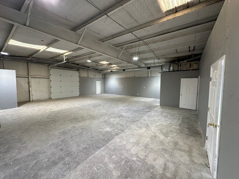 More Photos Of 5021 Gordon Smith Dr, Rowlett Warehouse For Lease