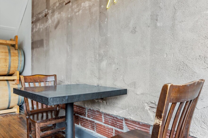 More Photos Of 415 S Thompson Ave, Excelsior Springs Bar For Sale