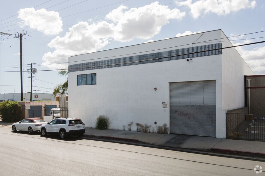 More Photos Of 15911 Arminta St, Van Nuys Manufacturing For Lease