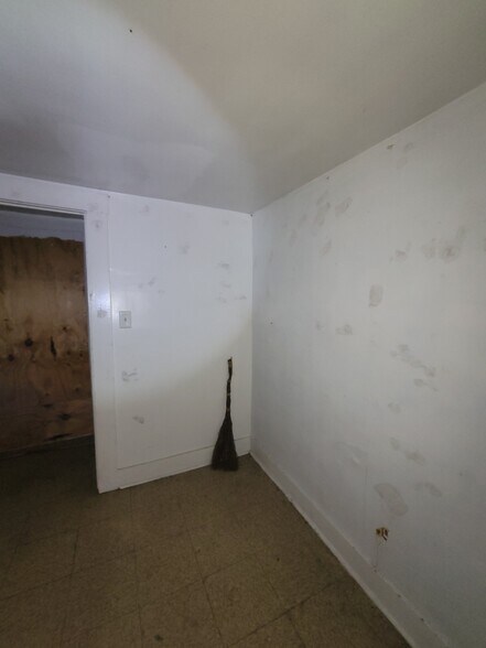 More Photos Of 1823 W 8th St, Muncie Multifamily For Sale