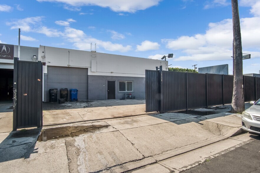 More Photos Of 14768 Calvert St, Van Nuys Warehouse For Sale